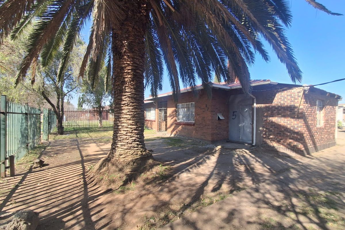 A spacious family home or smart investment opportunity at a bargain price. - Photo 4