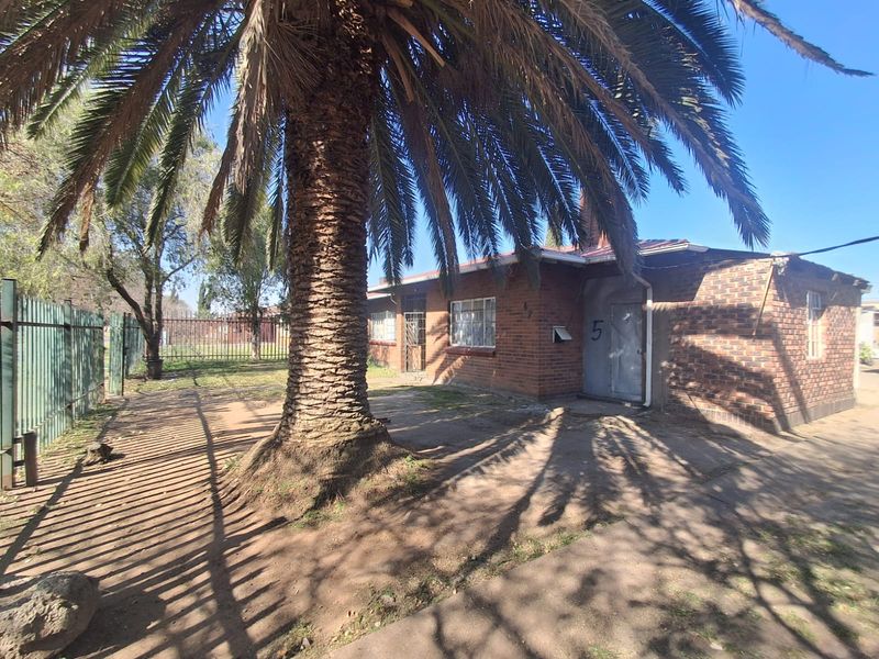 A spacious family home or smart investment opportunity at a bargain price. - Photo 4