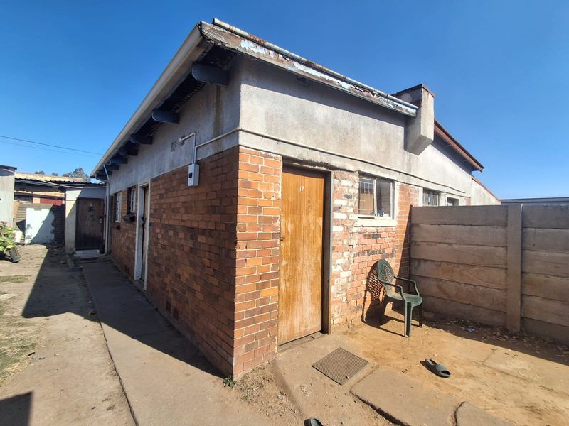 A spacious family home or smart investment opportunity at a bargain price. - Photo 2