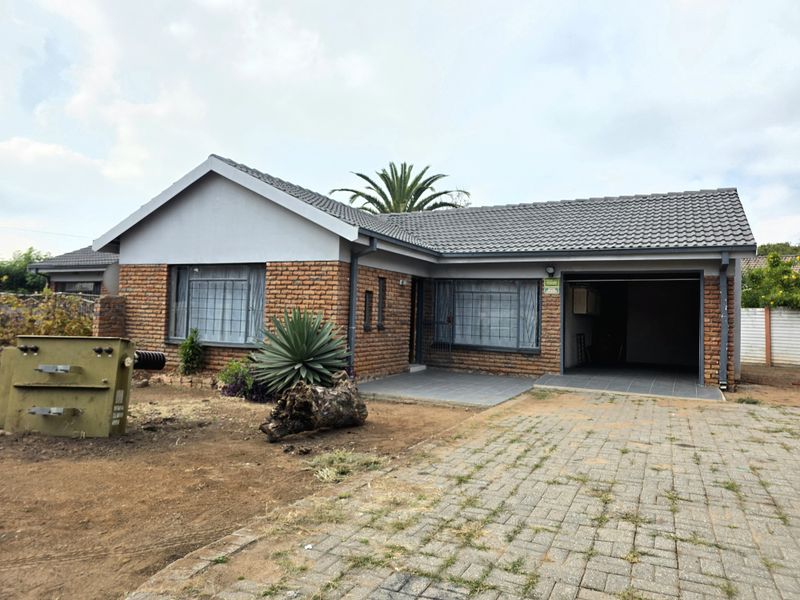 Exclusive Sole Mandate!  Charming Family Home in Sought-After Old Ivy Park - Photo 1