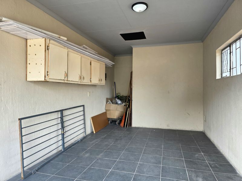 Exclusive Sole Mandate!  Charming Family Home in Sought-After Old Ivy Park - Photo 9