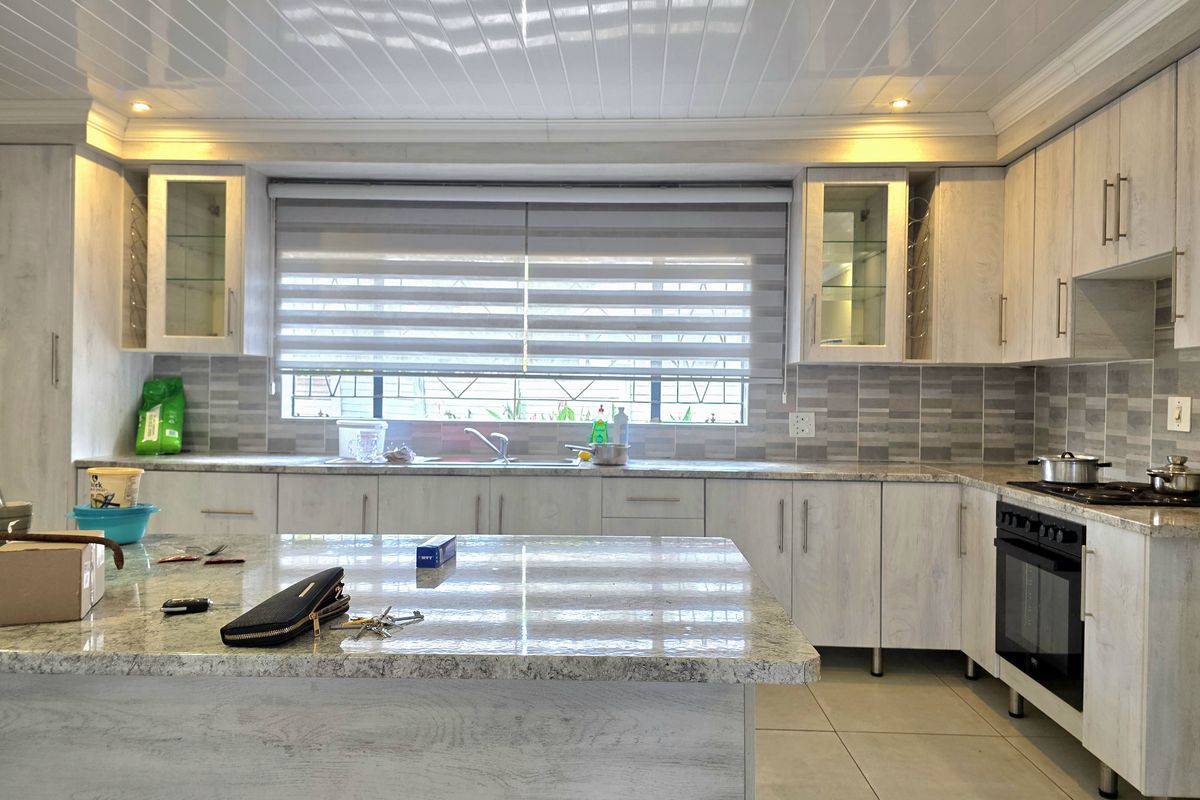 Exclusive Sole Mandate!  Charming Family Home in Sought-After Old Ivy Park - Photo 2