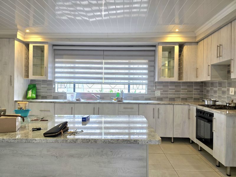 Exclusive Sole Mandate!  Charming Family Home in Sought-After Old Ivy Park - Photo 2