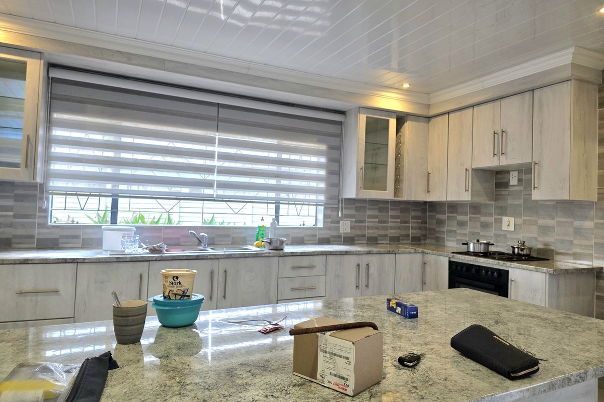 Exclusive Sole Mandate!  Charming Family Home in Sought-After Old Ivy Park - Photo 5
