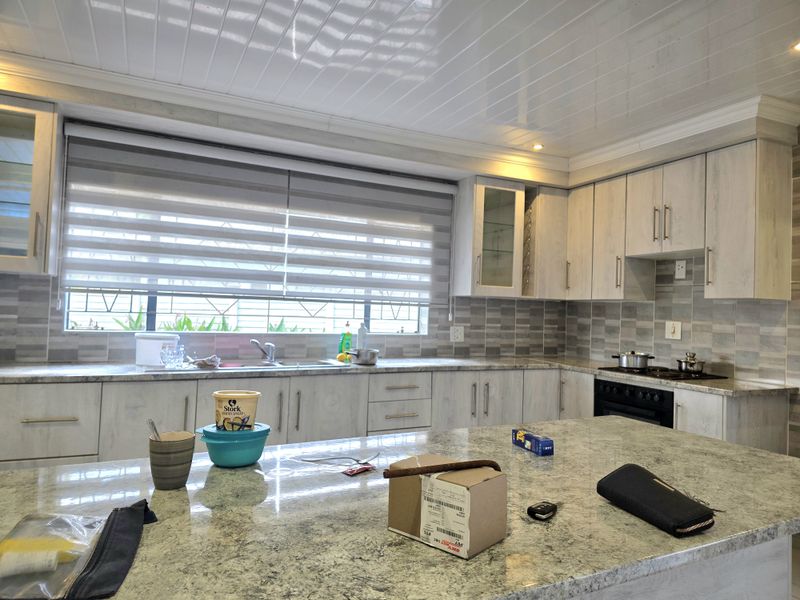 Exclusive Sole Mandate!  Charming Family Home in Sought-After Old Ivy Park - Photo 5