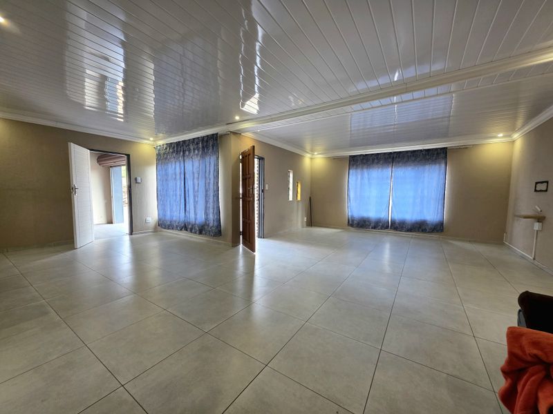 Exclusive Sole Mandate!  Charming Family Home in Sought-After Old Ivy Park - Photo 3
