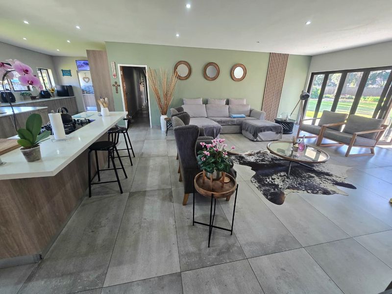 Luxurious Family Estate on 5,155m2 in Three Rivers Proper. - Photo 1
