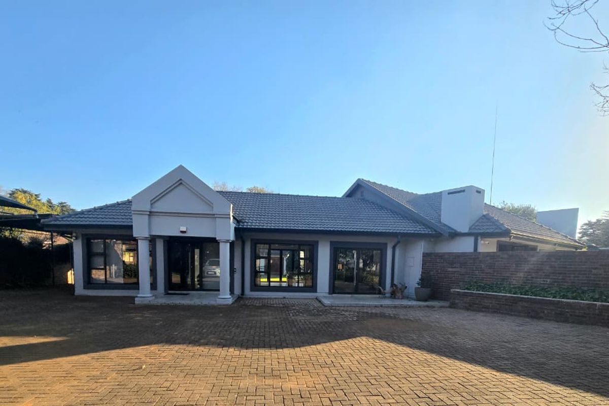 Luxurious Family Estate on 5,155m2 in Three Rivers Proper. - Photo 4