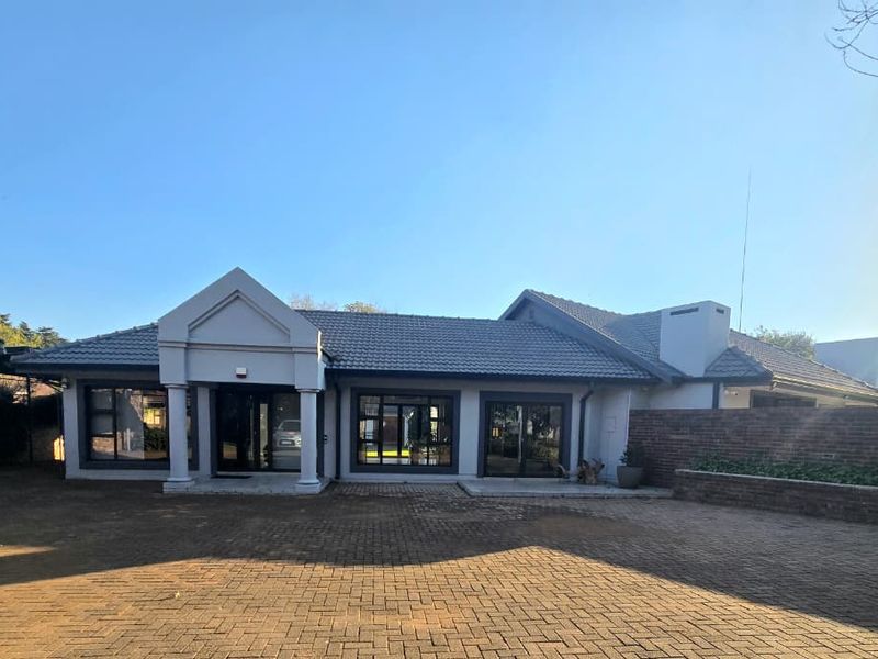 Luxurious Family Estate on 5,155m2 in Three Rivers Proper. - Photo 4