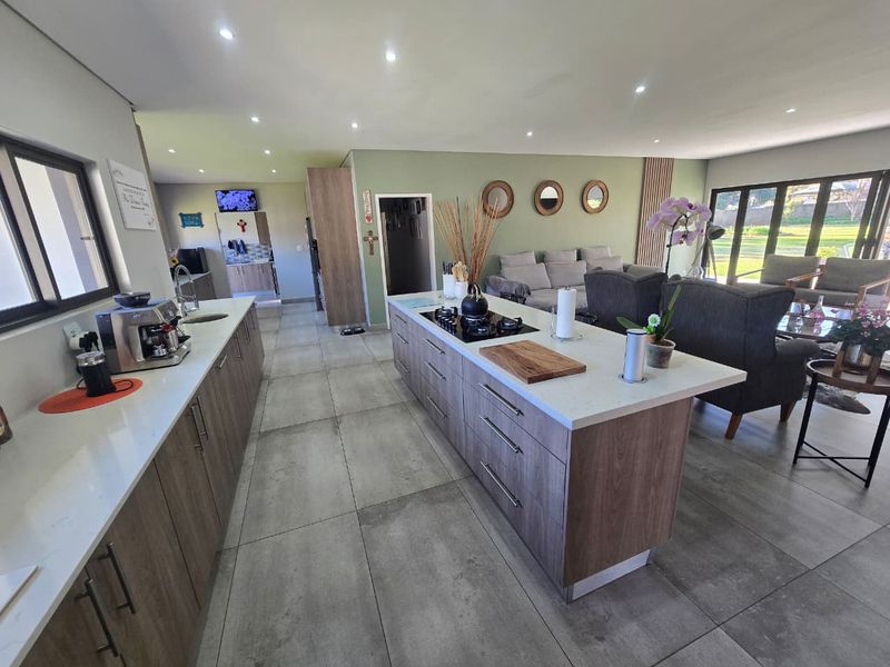 Luxurious Family Estate on 5,155m2 in Three Rivers Proper. - Photo 9
