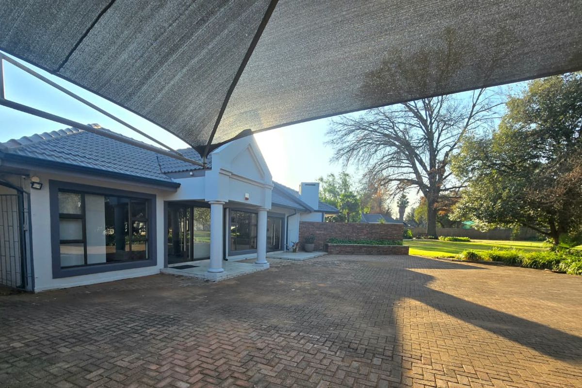 Luxurious Family Estate on 5,155m2 in Three Rivers Proper. - Photo 5