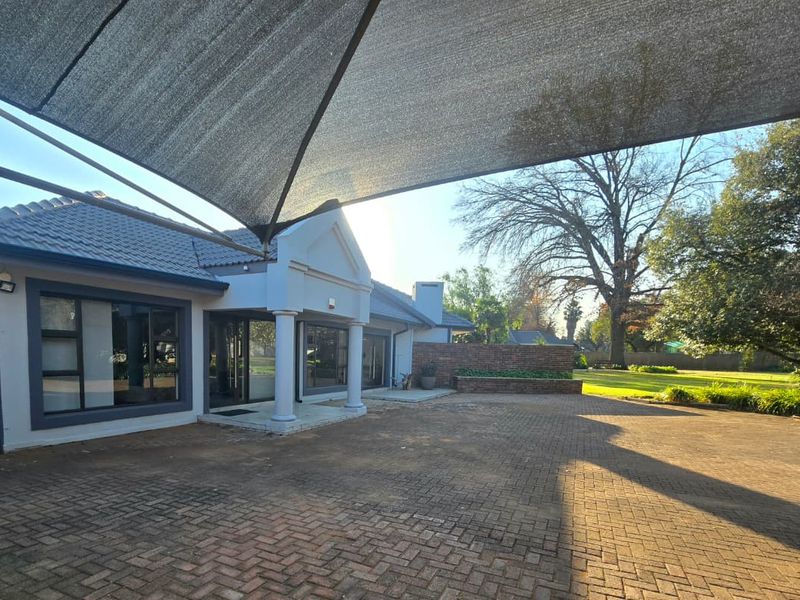 Luxurious Family Estate on 5,155m2 in Three Rivers Proper. - Photo 5