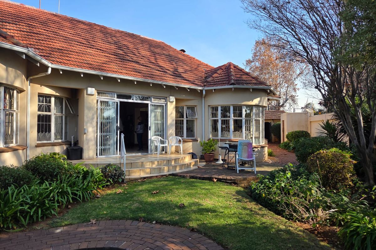 Character Home with Cottage in Prime Greenside – Restore, Renovate & Reap the Rewards - Photo 2