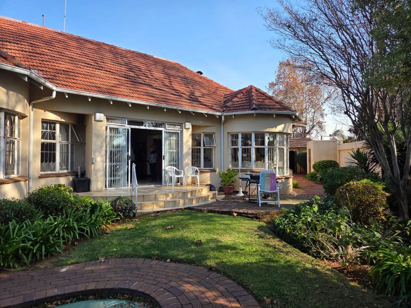Character Home with Cottage in Prime Greenside – Restore, Renovate & Reap the Rewards - Photo 2