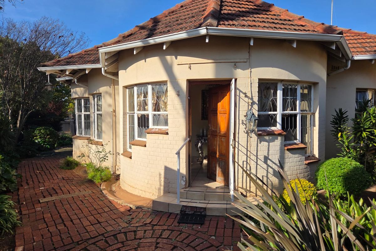 Character Home with Cottage in Prime Greenside – Restore, Renovate & Reap the Rewards - Photo 3