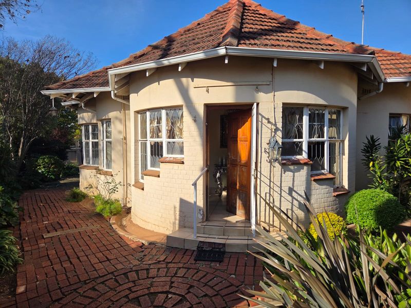 Character Home with Cottage in Prime Greenside – Restore, Renovate & Reap the Rewards - Photo 3