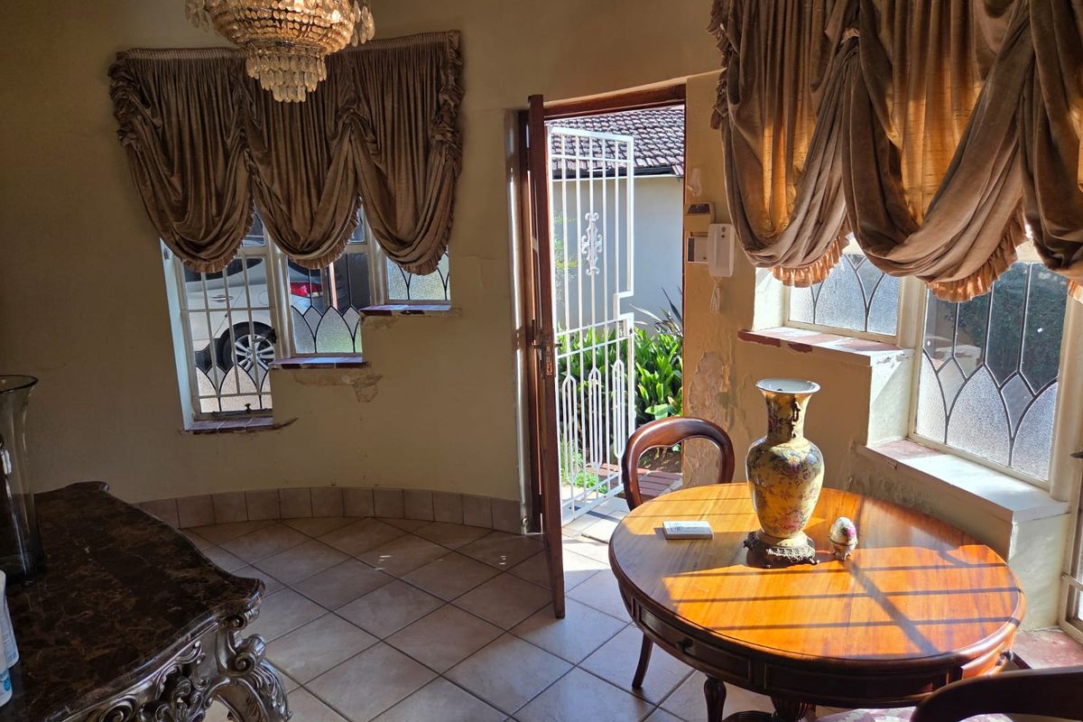 Character Home with Cottage in Prime Greenside – Restore, Renovate & Reap the Rewards - Photo 5