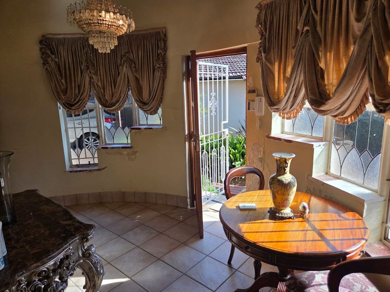 Character Home with Cottage in Prime Greenside – Restore, Renovate & Reap the Rewards - Photo 5
