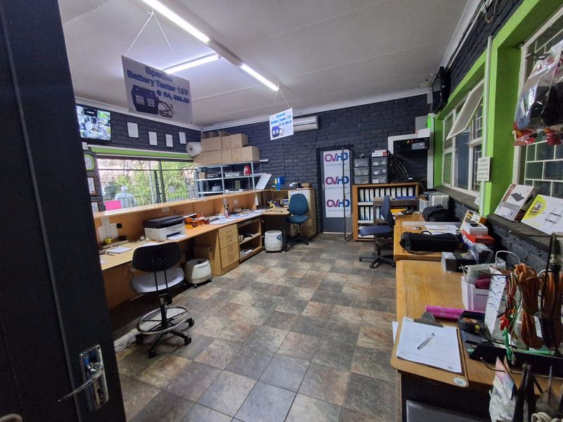 EXCEPTIONAL 5-BEDROOM PROPERTY FOR SALE IN THREE RIVERS -  ESTABLISHED ELECTRONICS BUSINESS INCLUDED - Photo 8