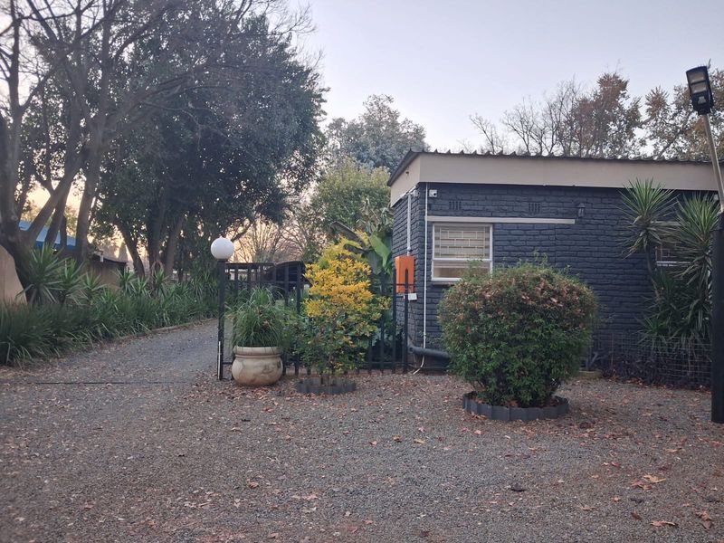 EXCEPTIONAL 5-BEDROOM PROPERTY FOR SALE IN THREE RIVERS -  ESTABLISHED ELECTRONICS BUSINESS INCLUDED - Photo 6
