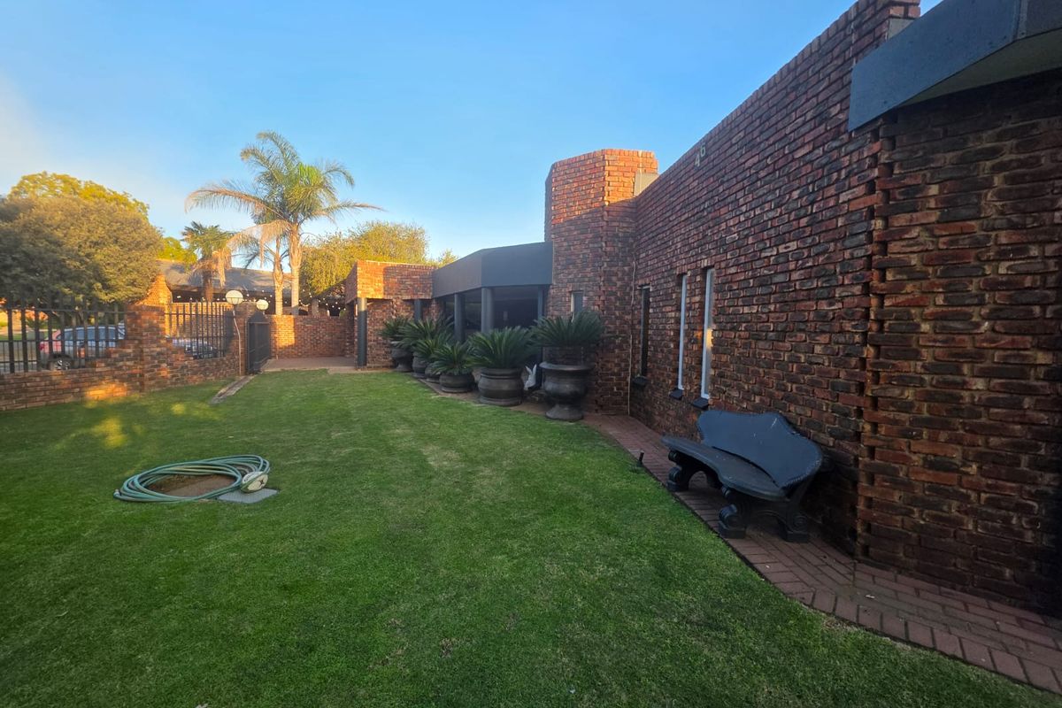 ABSOLUTELY STUNNING HOUSE FOR SALE IN SOUGHT-AFTER VAALPARK - Photo 2