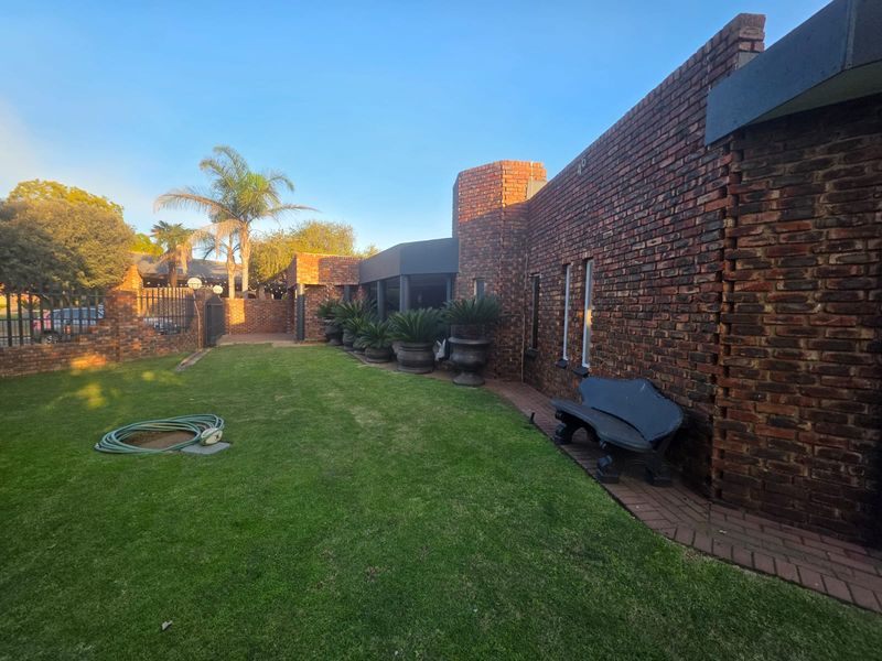 ABSOLUTELY STUNNING HOUSE FOR SALE IN SOUGHT-AFTER VAALPARK - Photo 2