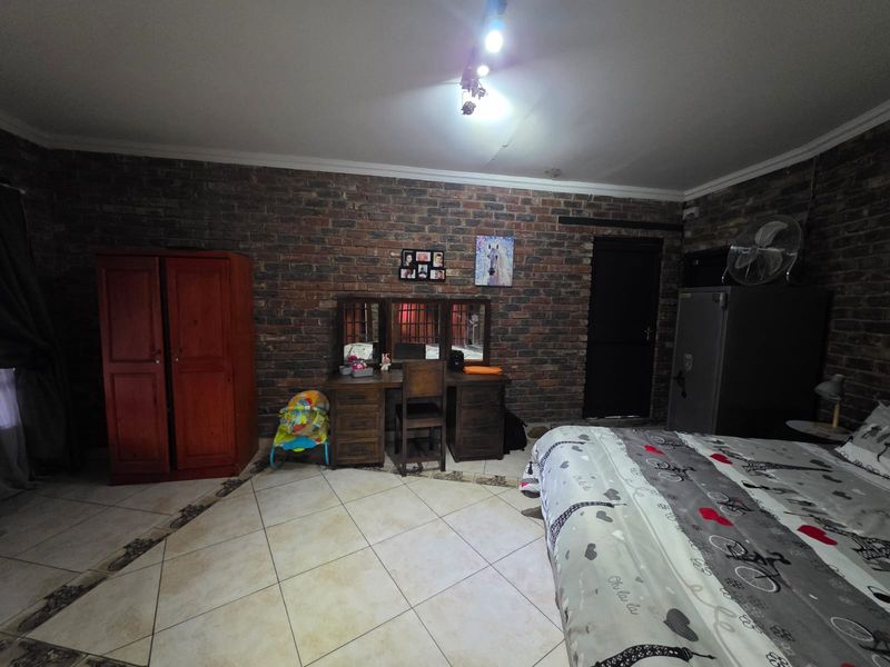 ABSOLUTELY STUNNING HOUSE FOR SALE IN SOUGHT-AFTER VAALPARK - Photo 9
