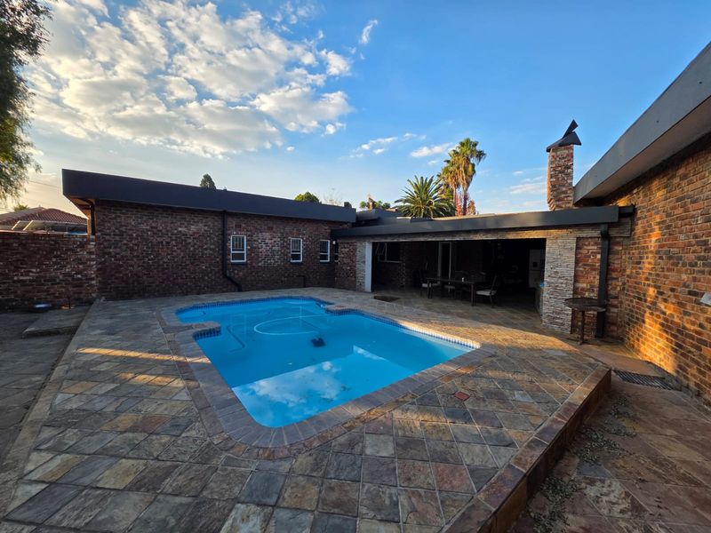 ABSOLUTELY STUNNING HOUSE FOR SALE IN SOUGHT-AFTER VAALPARK - Photo 6