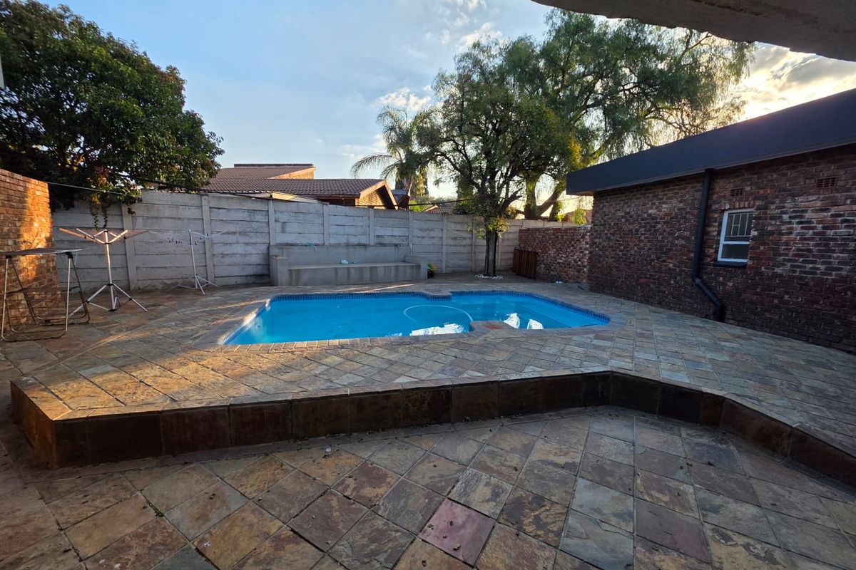 ABSOLUTELY STUNNING HOUSE FOR SALE IN SOUGHT-AFTER VAALPARK - Photo 3