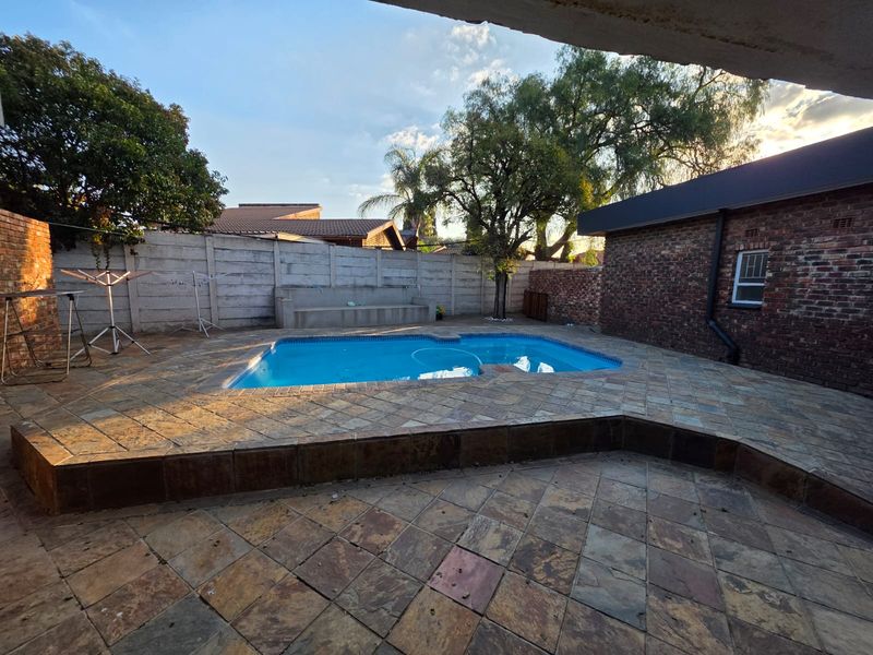 ABSOLUTELY STUNNING HOUSE FOR SALE IN SOUGHT-AFTER VAALPARK - Photo 3