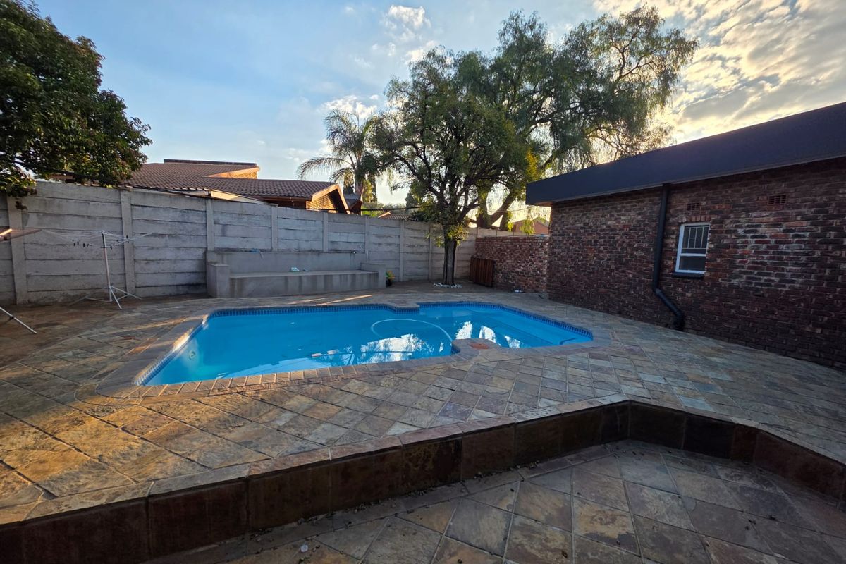 ABSOLUTELY STUNNING HOUSE FOR SALE IN SOUGHT-AFTER VAALPARK - Photo 4