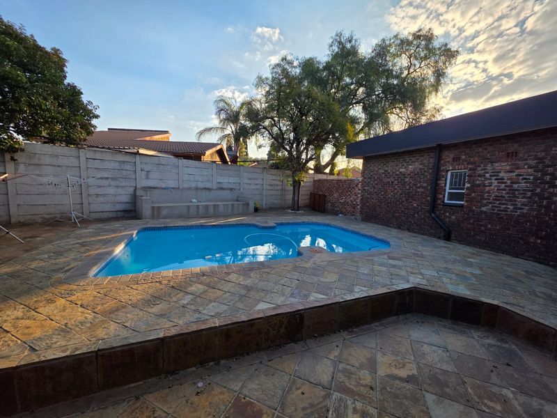 ABSOLUTELY STUNNING HOUSE FOR SALE IN SOUGHT-AFTER VAALPARK - Photo 4
