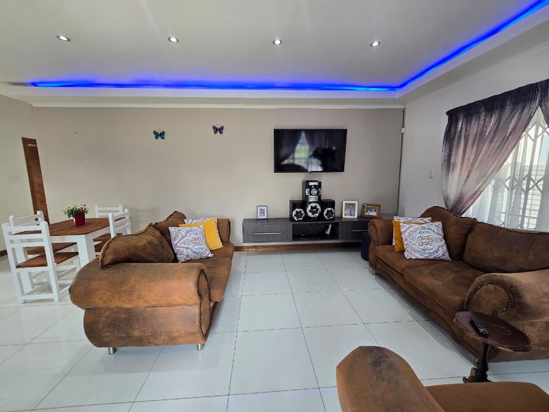 Contemporary Elegance Meets Everyday Comfort in Riversdale. - Photo 10