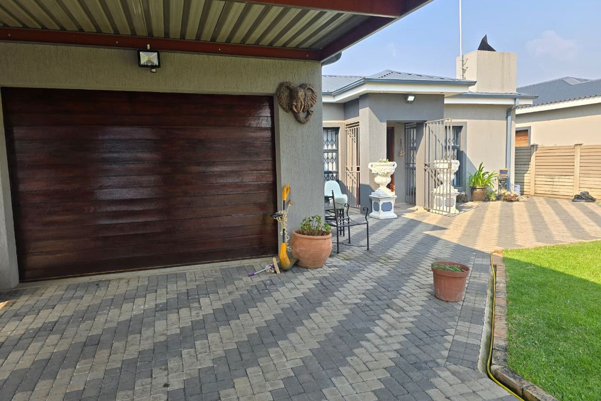 Contemporary Elegance Meets Everyday Comfort in Riversdale. - Photo 4
