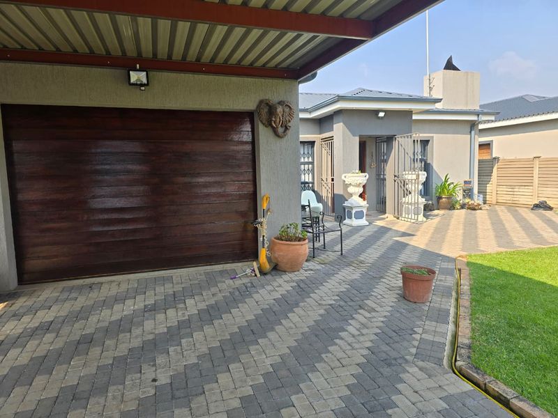 Contemporary Elegance Meets Everyday Comfort in Riversdale. - Photo 4