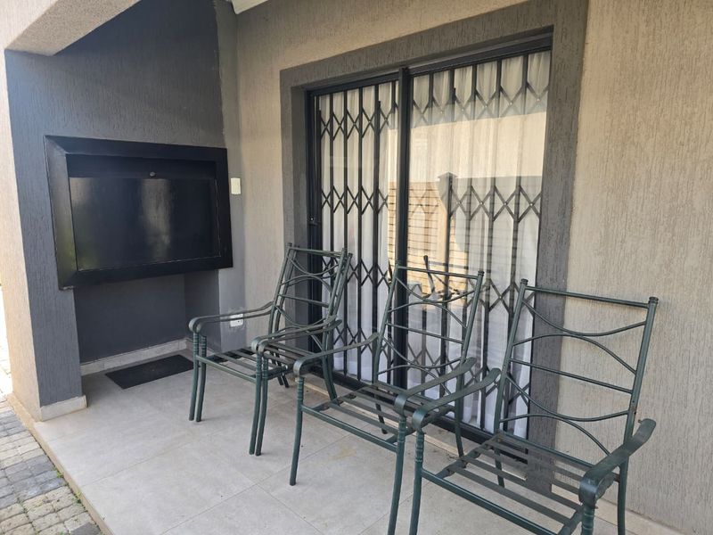 Contemporary Elegance Meets Everyday Comfort in Riversdale. - Photo 8