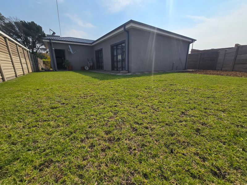 Contemporary Elegance Meets Everyday Comfort in Riversdale. - Photo 9