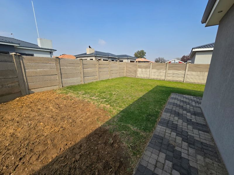 Contemporary Elegance Meets Everyday Comfort in Riversdale. - Photo 7