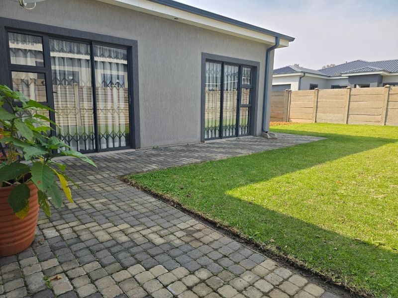 Contemporary Elegance Meets Everyday Comfort in Riversdale. - Photo 6