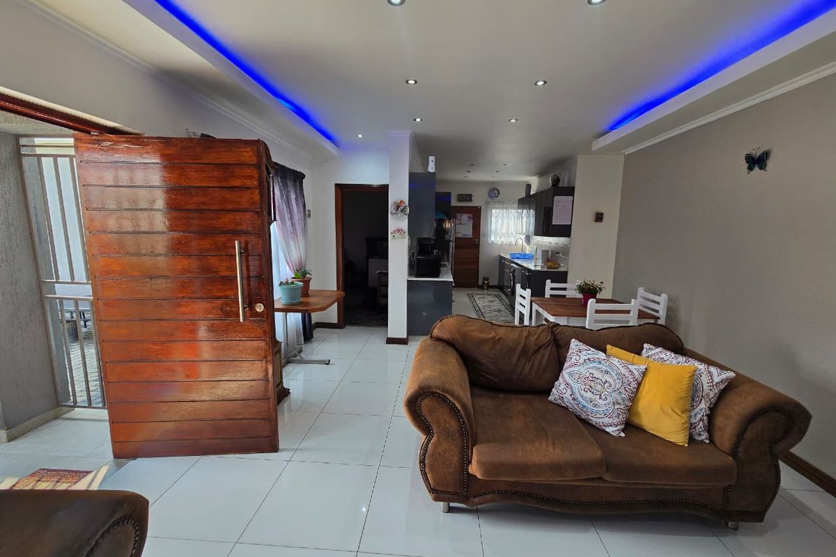 Contemporary Elegance Meets Everyday Comfort in Riversdale. - Photo 3