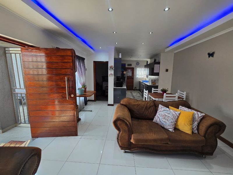 Contemporary Elegance Meets Everyday Comfort in Riversdale. - Photo 3