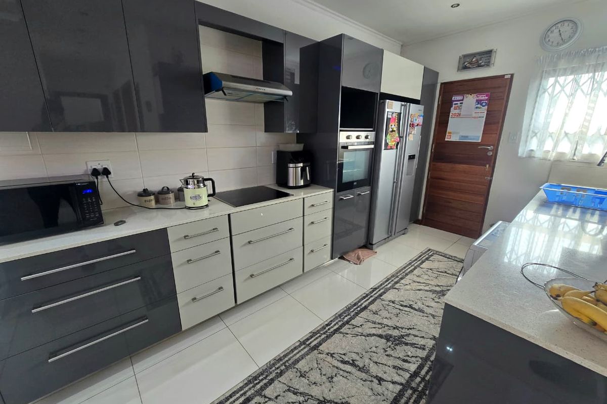 Contemporary Elegance Meets Everyday Comfort in Riversdale. - Photo 2