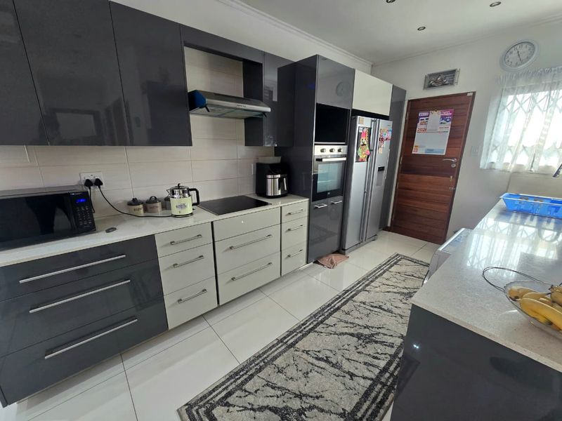 Contemporary Elegance Meets Everyday Comfort in Riversdale. - Photo 2