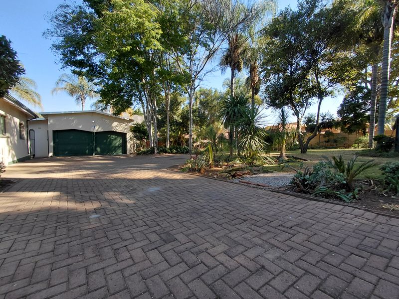 Beautifully Maintained Home with Flatlet, Fireplace & Stunning Garden - Photo 1