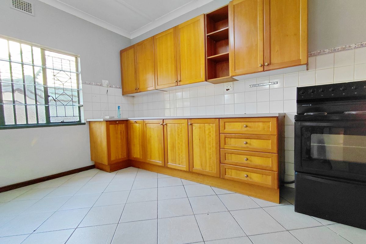 Beautifully Maintained Home with Flatlet, Fireplace & Stunning Garden - Photo 5