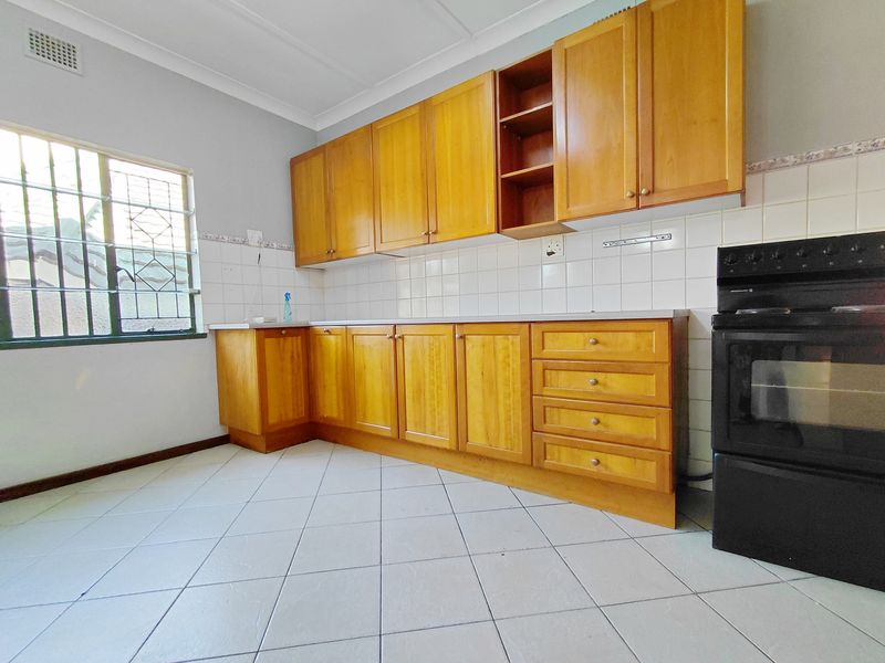 Beautifully Maintained Home with Flatlet, Fireplace & Stunning Garden - Photo 5