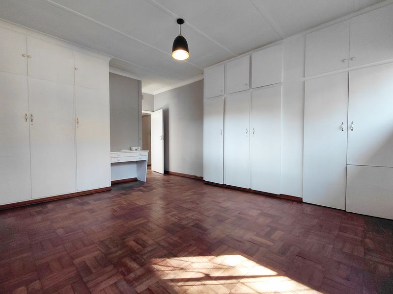Beautifully Maintained Home with Flatlet, Fireplace & Stunning Garden - Photo 10