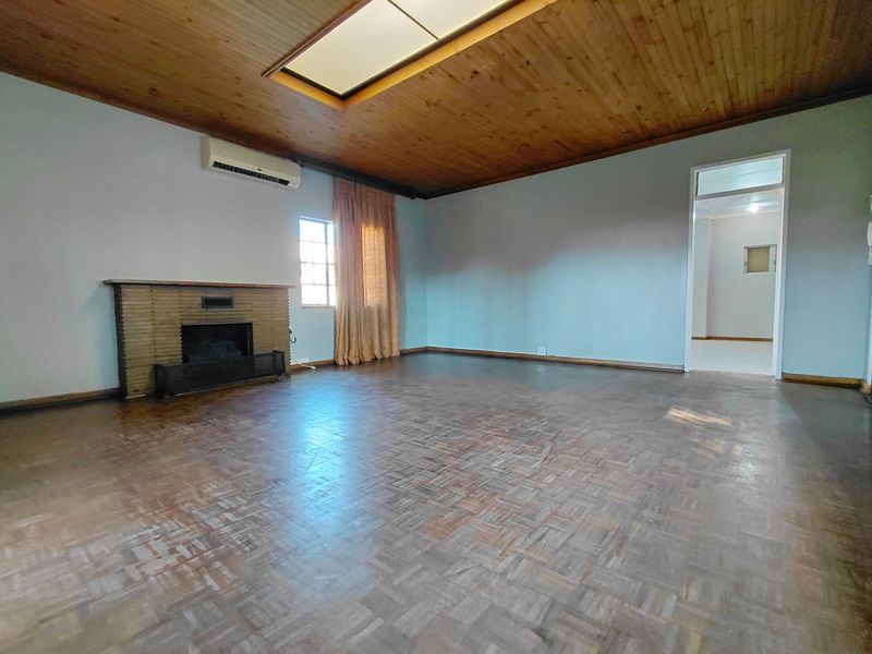 Beautifully Maintained Home with Flatlet, Fireplace & Stunning Garden - Photo 8