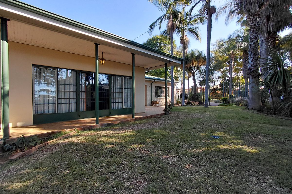 Beautifully Maintained Home with Flatlet, Fireplace & Stunning Garden - Photo 3