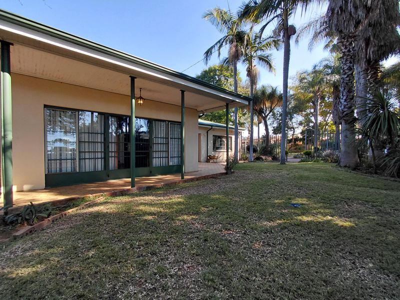 Beautifully Maintained Home with Flatlet, Fireplace & Stunning Garden - Photo 3